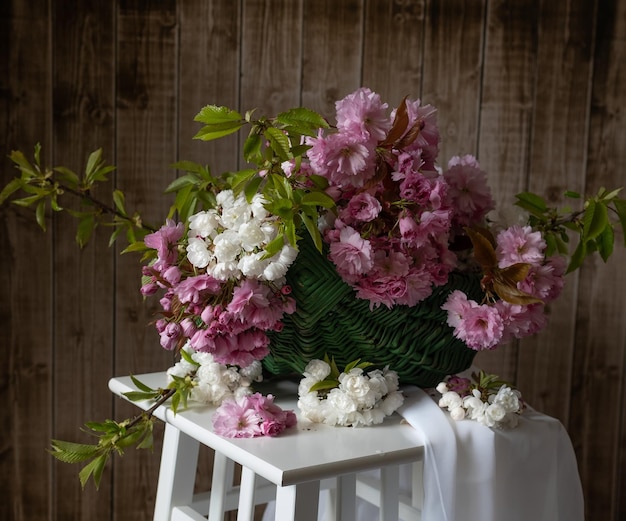 Foto de lenteboeket van kersenboomtakken kersenbloesems