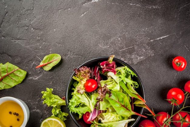 De lentesalade met sla en tomaten