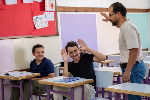 de leraar de leerling in de klas straft