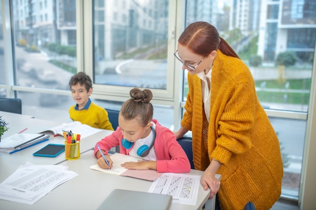 De leraar werkt met een kleine groep kinderen