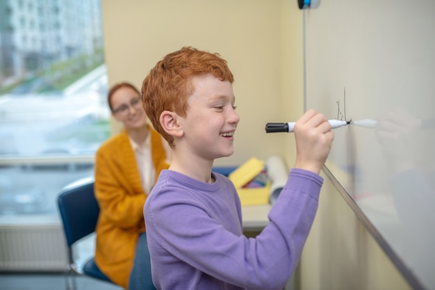 De leraar werkt met een kleine groep kinderen