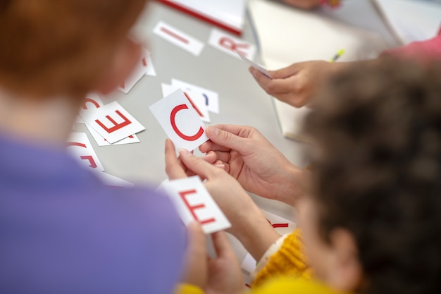 De leraar werkt met een kleine groep kinderen