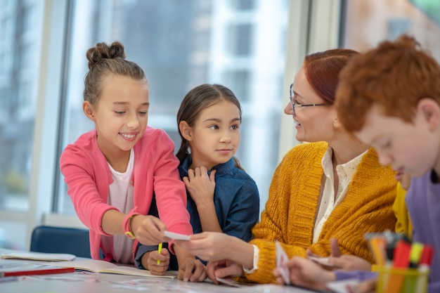 Foto de leraar werkt met een kleine groep kinderen