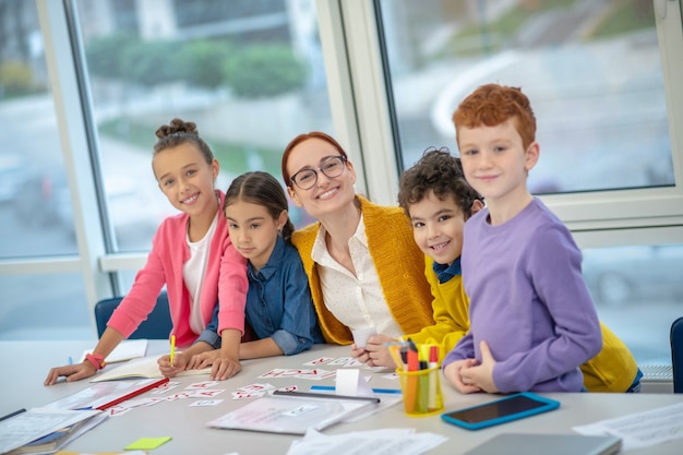 De leraar werkt met een kleine groep kinderen