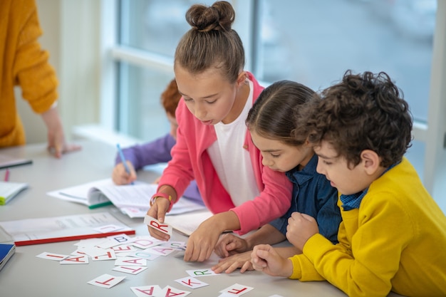 De leraar werkt met een kleine groep kinderen