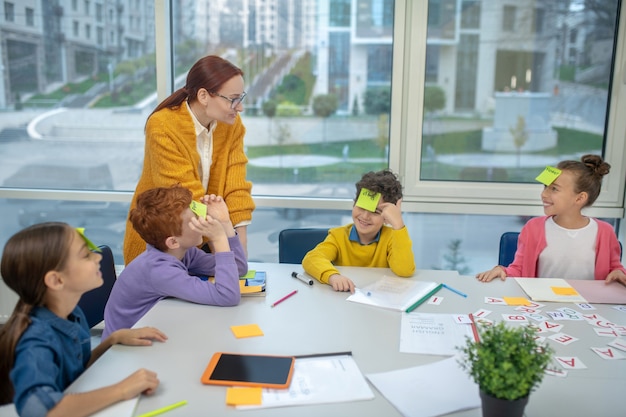 De leraar werkt met een kleine groep kinderen