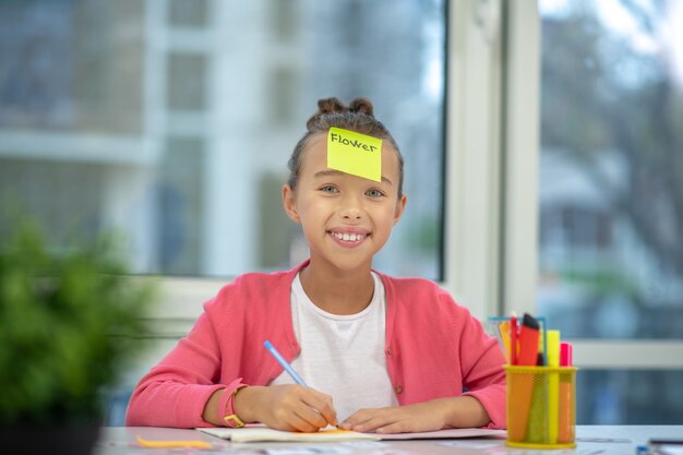 De leraar werkt met een kleine groep kinderen