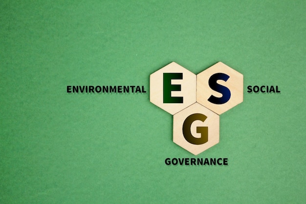 Foto de letters esg of het woord environmental social and governance sustainable organisation