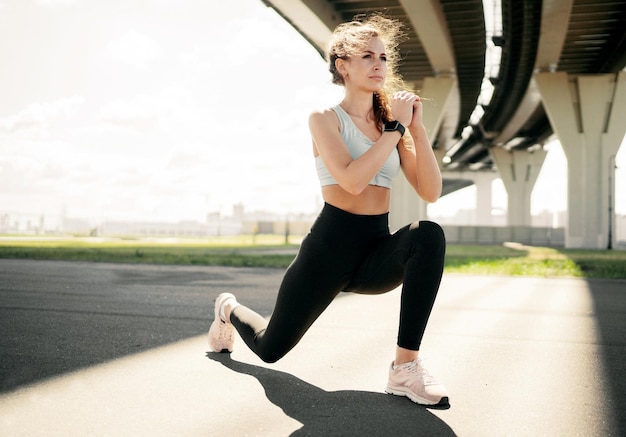 De levensstijl van een sportvrouw is elke dag gezond en fit. Training van atletische en slanke jonge vrouwen