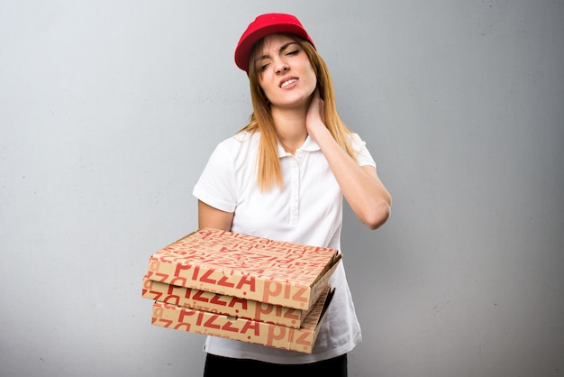 De leveringsvrouw van de pizza met halspijn op geweven achtergrond