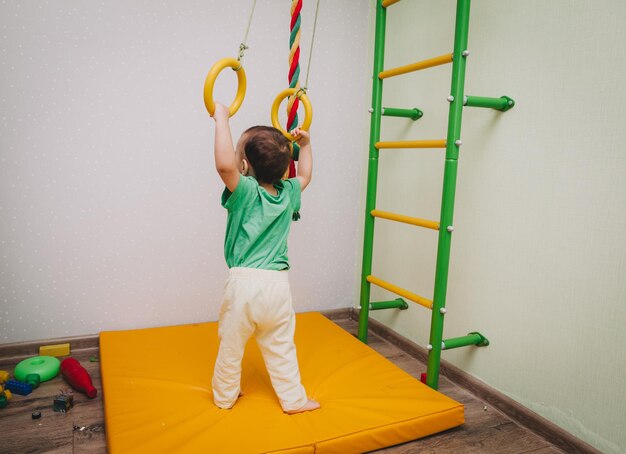 De lichamelijke ontwikkeling van het kind Kindersport Kindertrainingscomplex thuis Oefeningen op de simulator gezonde levensstijl