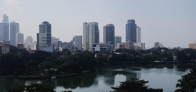 De lichten van Colombo vangen de nachtelijke majesteit van de stad vast