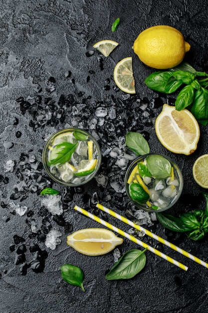 De limonade van het de zomerbasilicum op zwarte achtergrond