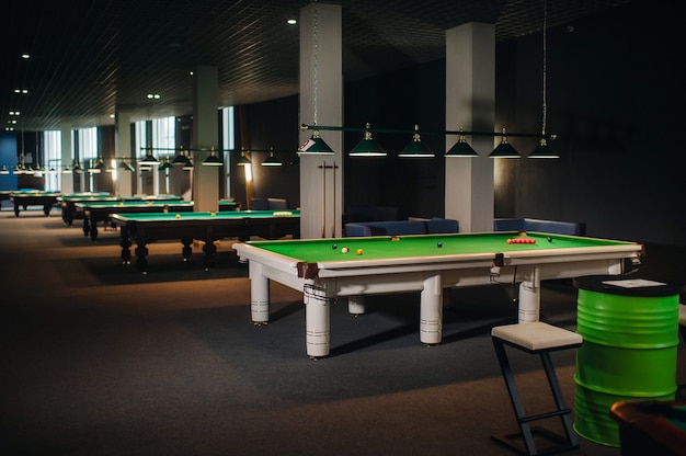 De locatie van de snookerballen op de groene pooltafel