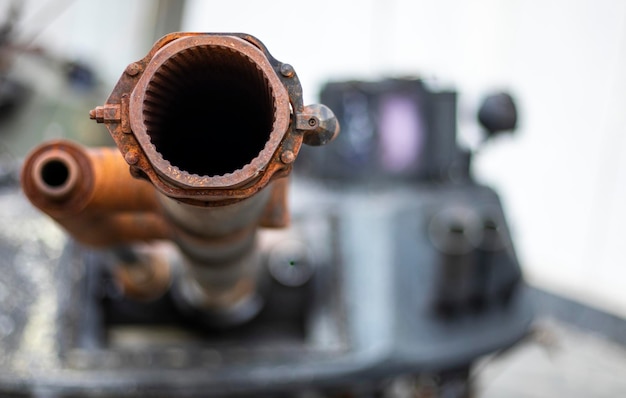 De loop van een tankkanon van een close-up van een militair leger Gebroken verbrande tank Loop van een tankkanon