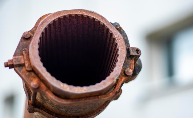 De loop van een tankkanon van een close-up van een militair leger Gebroken verbrande tank Loop van een tankkanon