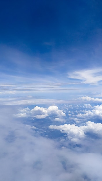 De lucht en de wolken zijn erg mooi en blauw, voor behang