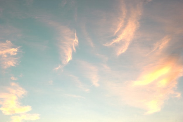 De lucht en de wolken zijn zo mooi als schilderijen.