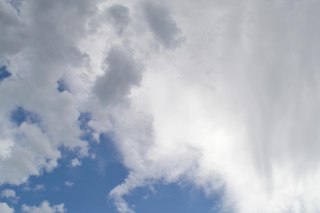 De lucht is bewolkt met grijze wolken.