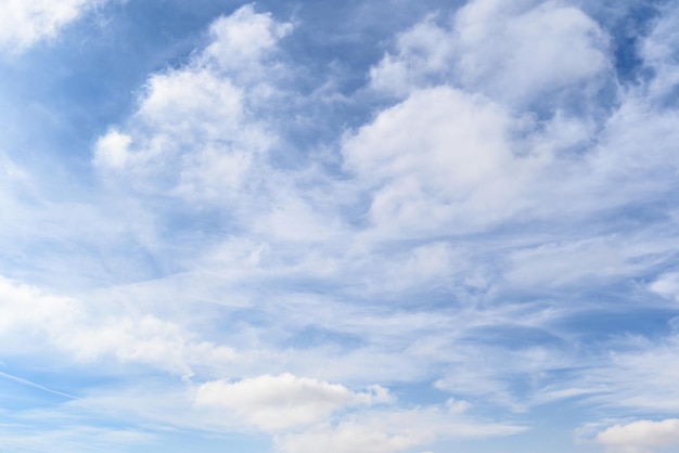 Foto de lucht is blauw en wit.