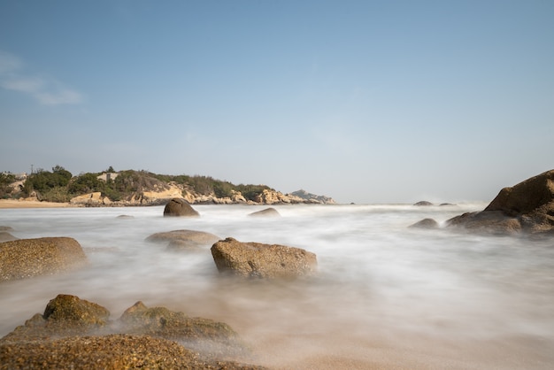 De lucht is blauw in de zomer. De zee heeft gouden stranden, golven en riffen