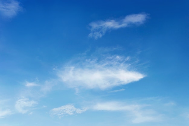 De lucht is blauw met wolken, mooi van aard.