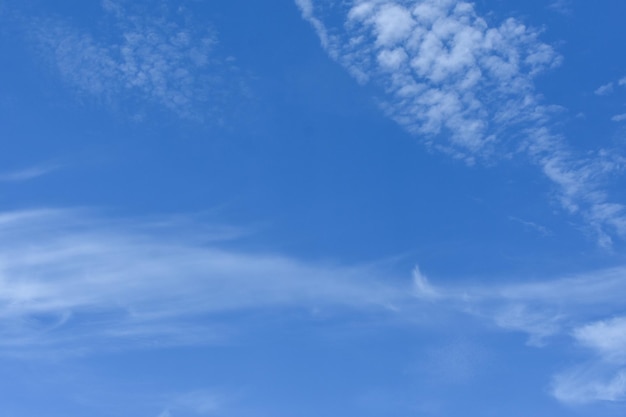 De lucht is een lucht met wolken voor achtergrondbeelden