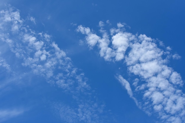 De lucht is een lucht met wolken voor achtergrondbeelden