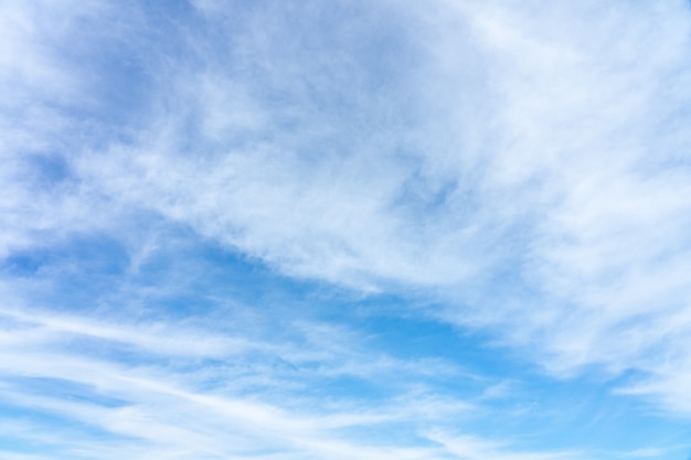 De lucht is helder blauw. Er zweven wolken door. Voel je ontspannen bij het kijken.