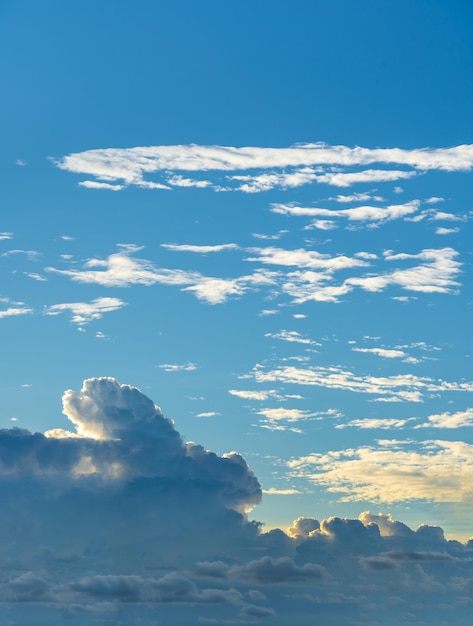 De lucht is helderblauw met mooie pluizige wolken blauwe lucht met wolken