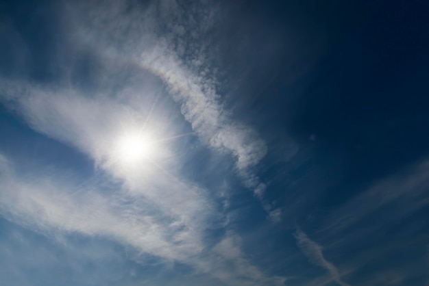 De lucht met witte wolken, close-up