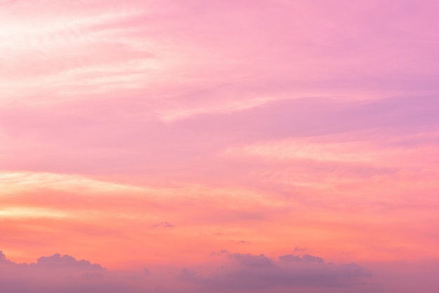 De lucht met wolken prachtige zonsondergang.