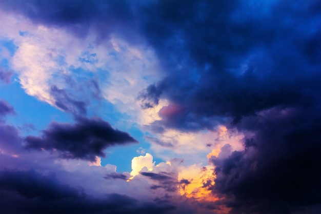 De lucht met wolken voor de storm