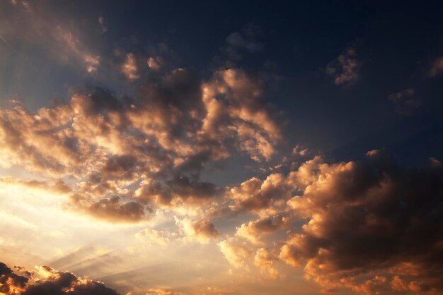 De lucht tijdens zonsondergang