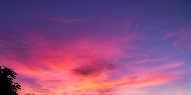 De lucht vertelt een verhaal van veranderende seizoenen met de komst van kleurrijke moessonwolken tijdens zonsondergang