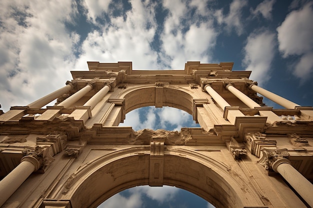 De lucht vormt een raamwerk voor historische architectuur