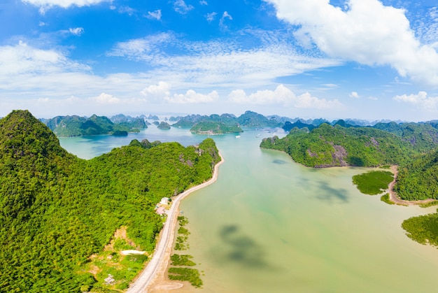 De luchtmening van Ha snakt Baai van Cat Ba-eiland, beroemde toerismebestemming in Vietnam. Toneel blauwe hemel met wolken, kalksteenrotspieken in het overzees bij de horizon.