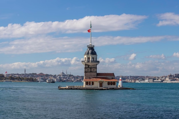 Foto de maagdentoren in de bosporus, istanbul, turkije