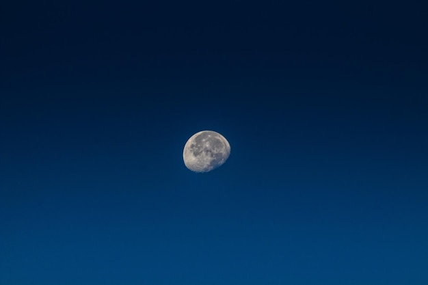 De maan aan de hemel