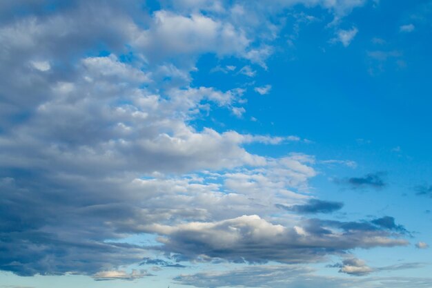 De maan en de wolken in de blauwe avondlucht Natuurlijke achtergrondfototextuur