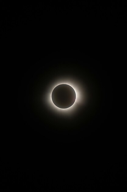 de maan is een totale zonsverduistering in de donkere hemel