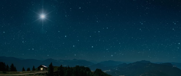 De maan schijnt over de kerststal van Jezus Christus