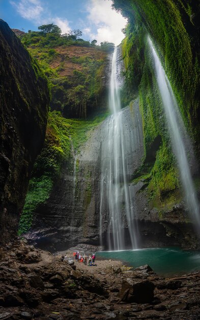 Foto de madakaripura-waterval is een van de mooiste watervallen van indonesië