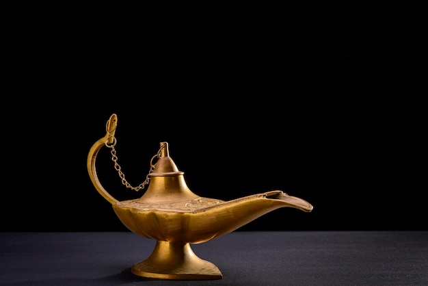 De magische lamp van Aladdin geïsoleerd op zwarte achtergrond