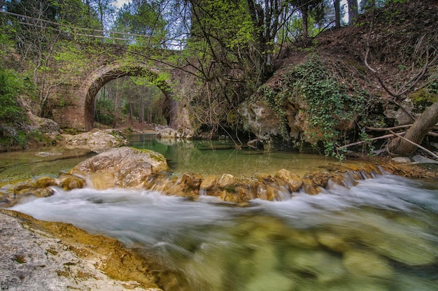 Foto de magische rivier en de stenen brug