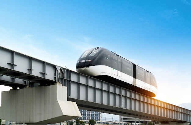 De magneettrein rijdt op het spoor