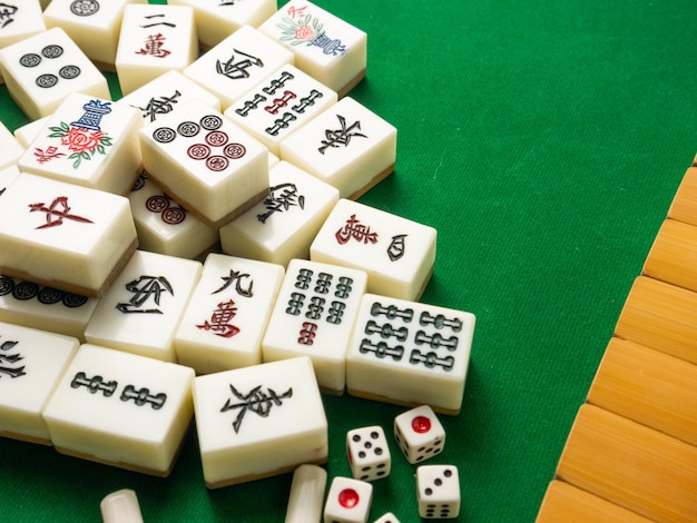 De Mahjong op tafel oude Aziatische bordspel close-up afbeelding