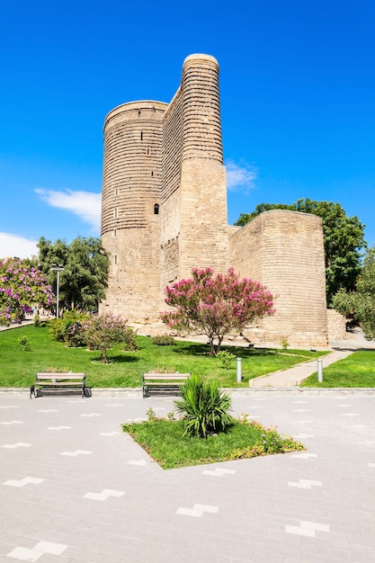 De Maiden Tower of Giz Galasi in de oude stad in Bakoe, Azerbeidzjan. De Maagdentoren werd in de 12e eeuw gebouwd als onderdeel van de ommuurde stad.