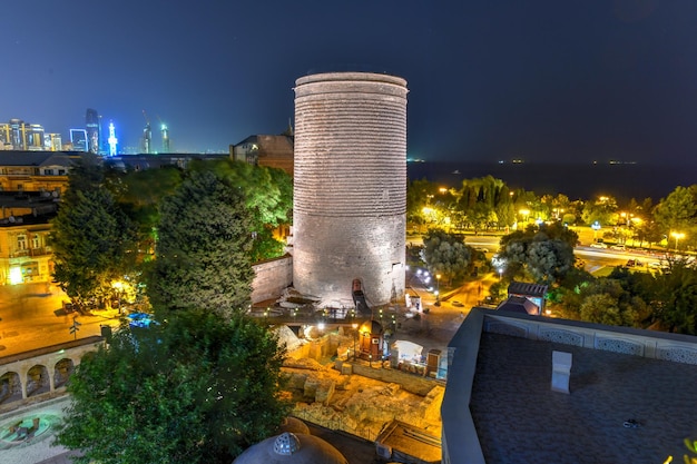 De Maiden Tower ook bekend als Giz Galasi gelegen in de oude stad in Baku Azerbeidzjan 's nachts Maiden Tower werd gebouwd in de 12e eeuw als onderdeel van de ommuurde stad