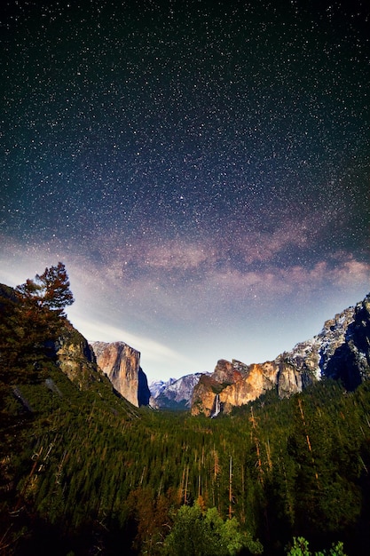 De majestueuze Melkweg over de tunnel van het Yosemite National Park.